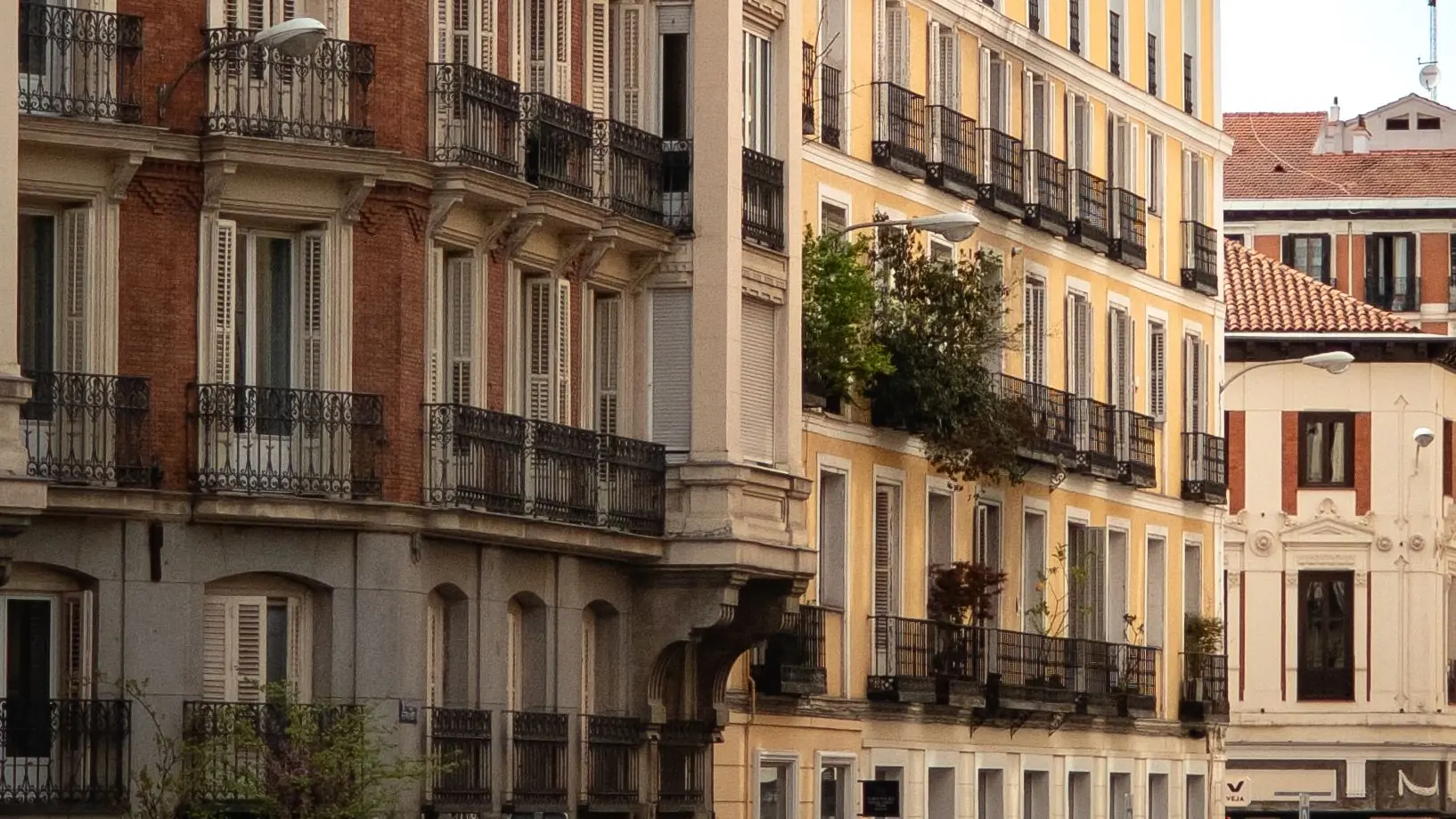 Fachadas de edificios de viviendas en una calle de Madrid