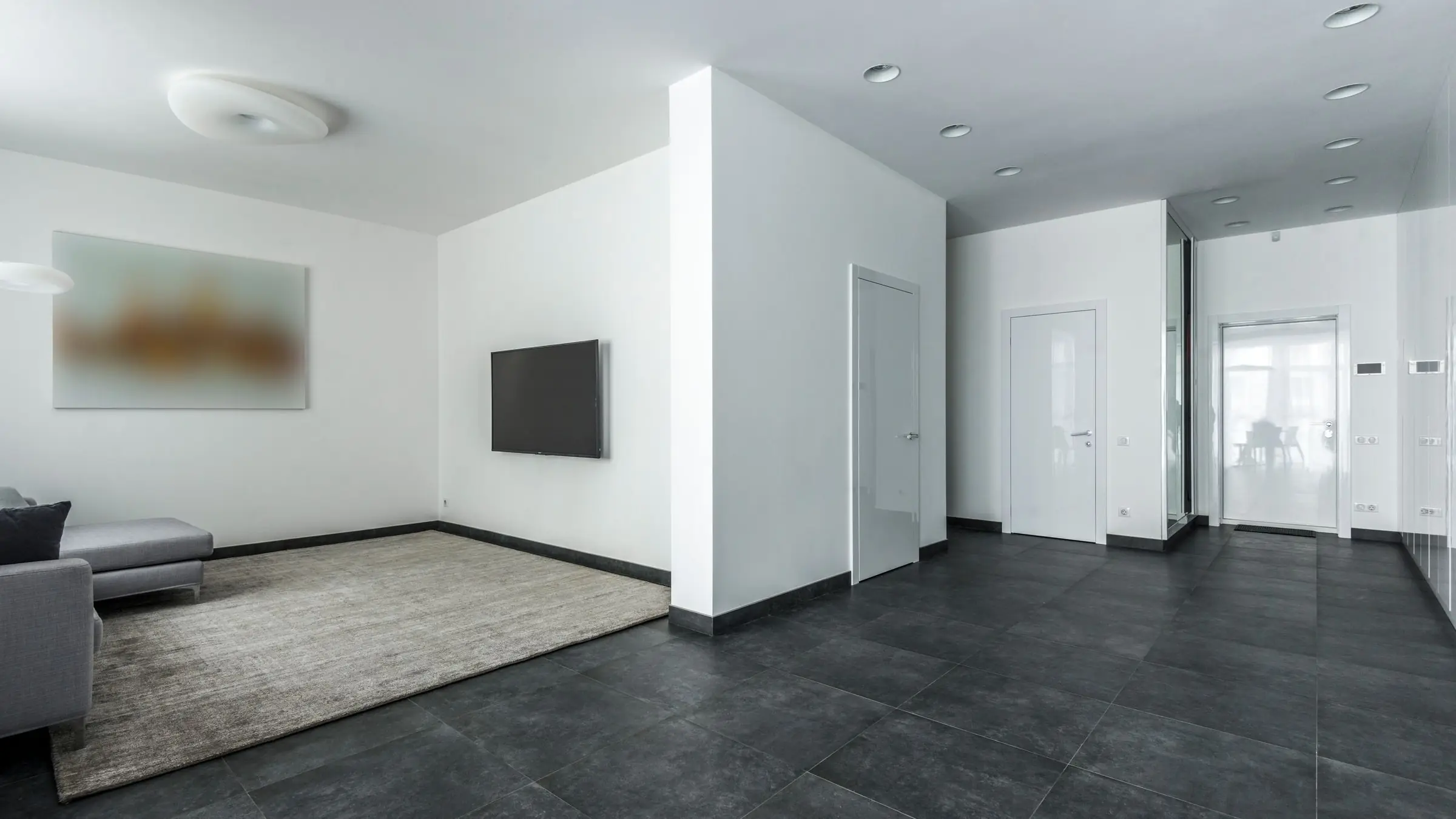 Salón amplio y luminoso de una vivienda vacía