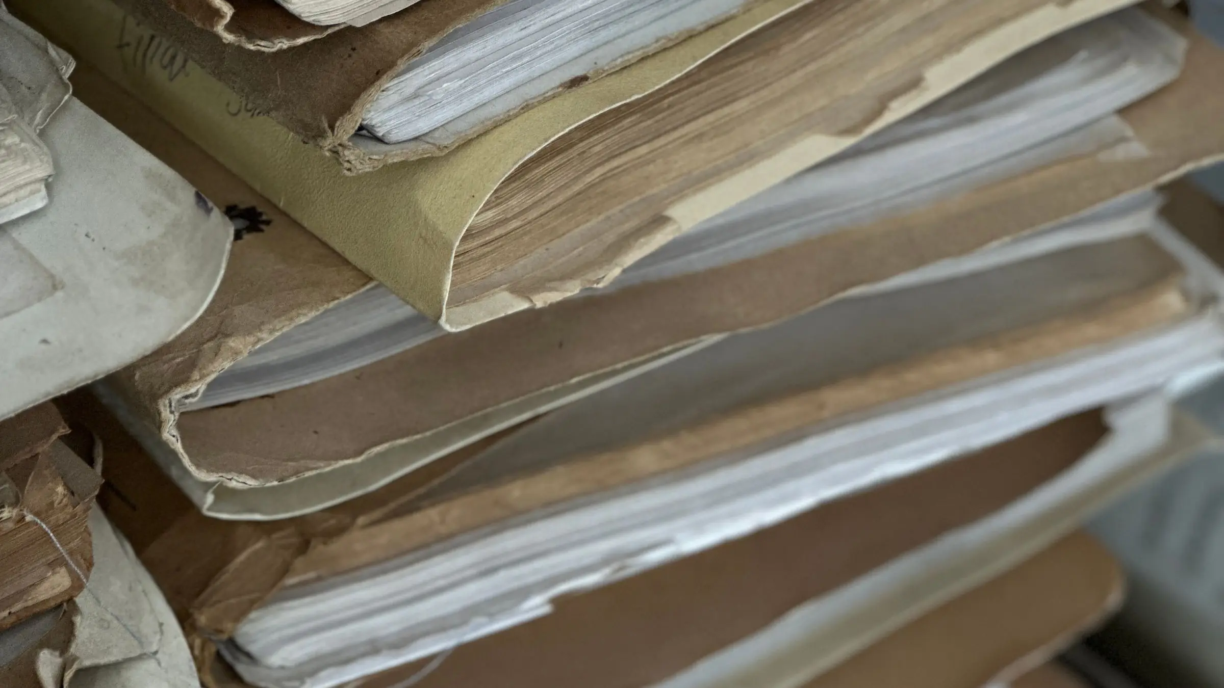 Expedientes de papel apilados en carpetas de cartón