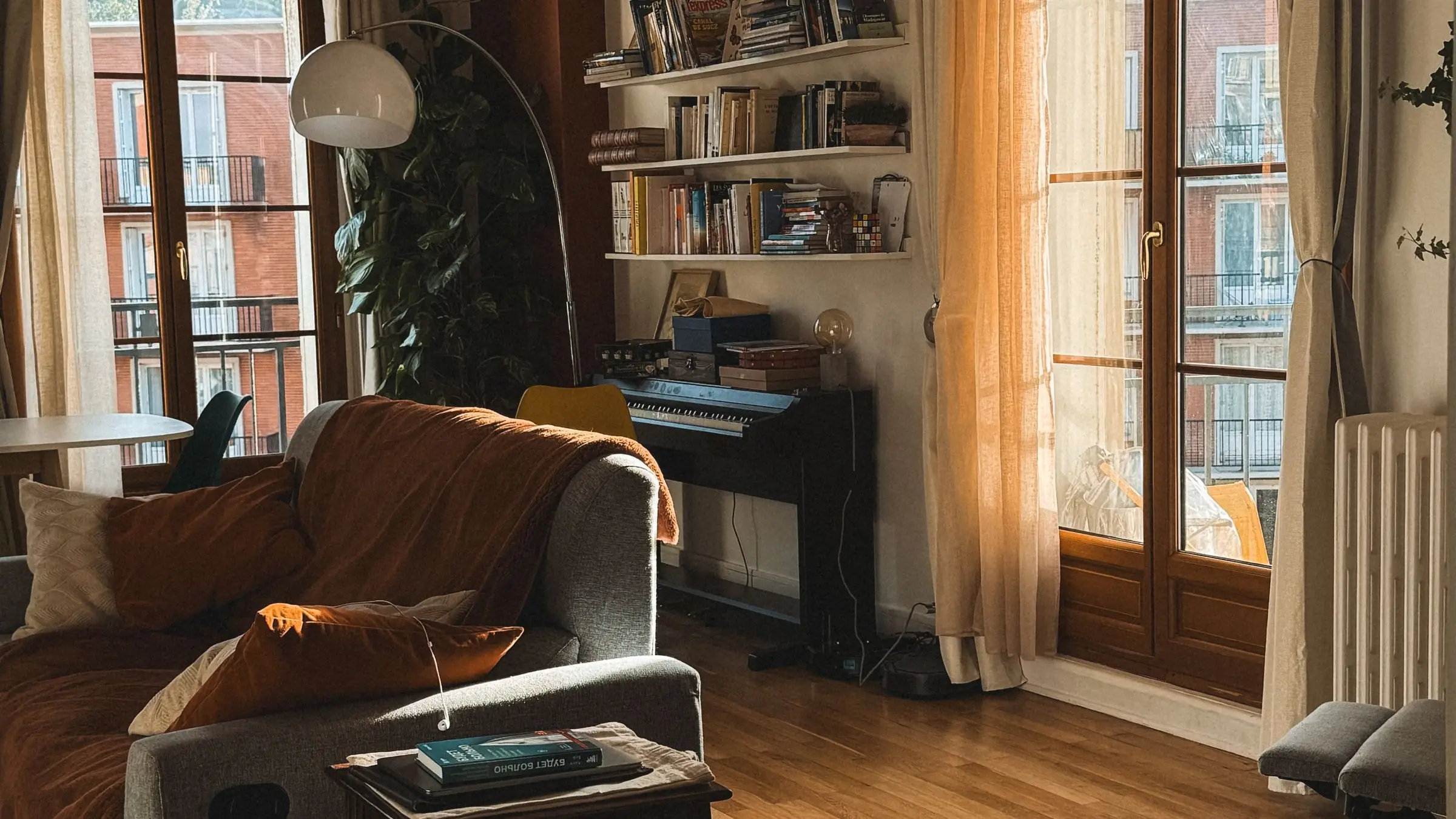 Salón de una vivienda con la luz de la tarde entrando por el balcón