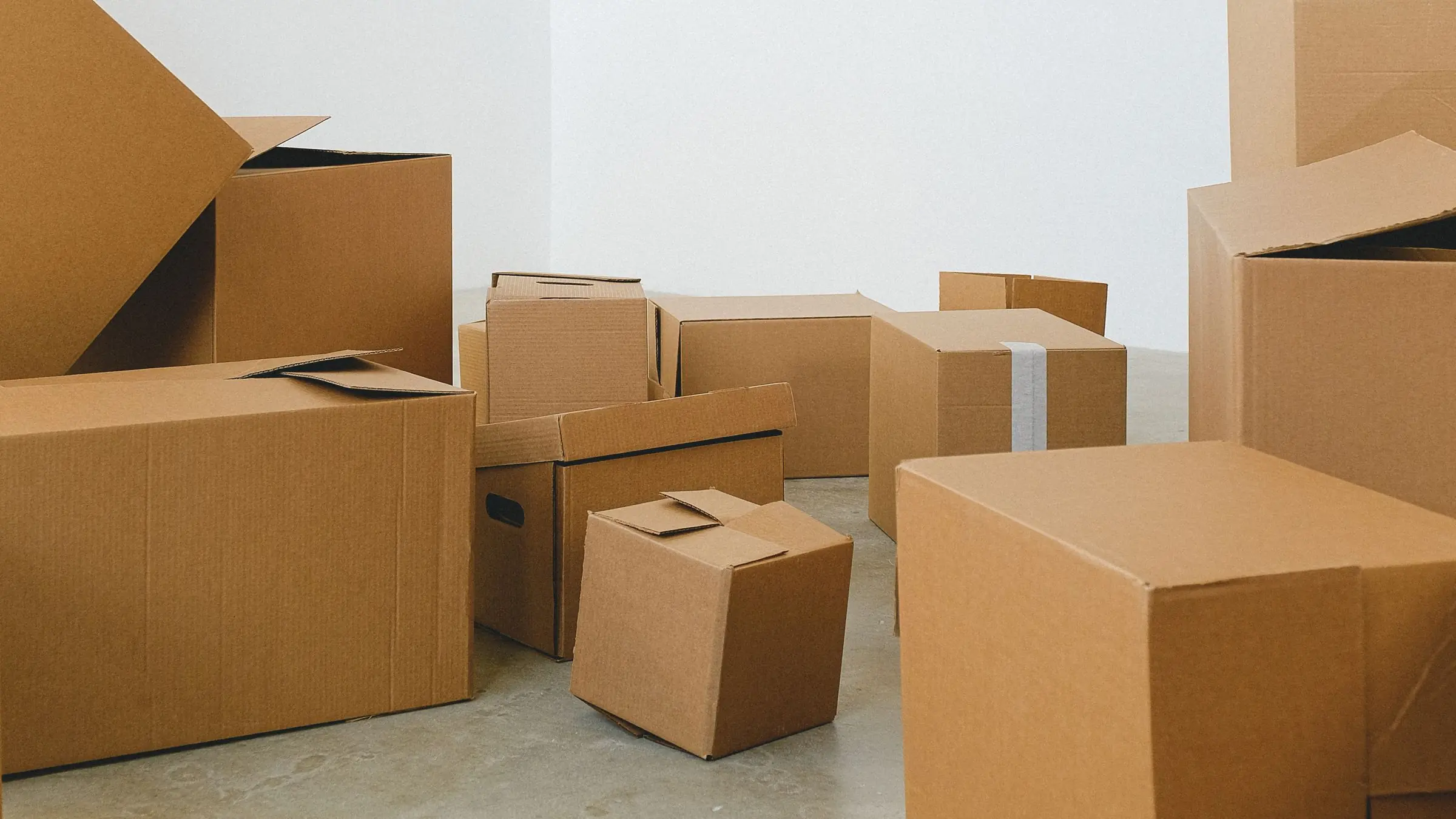 Cajas de mudanza apiladas en el suelo de una vivienda recién entregada