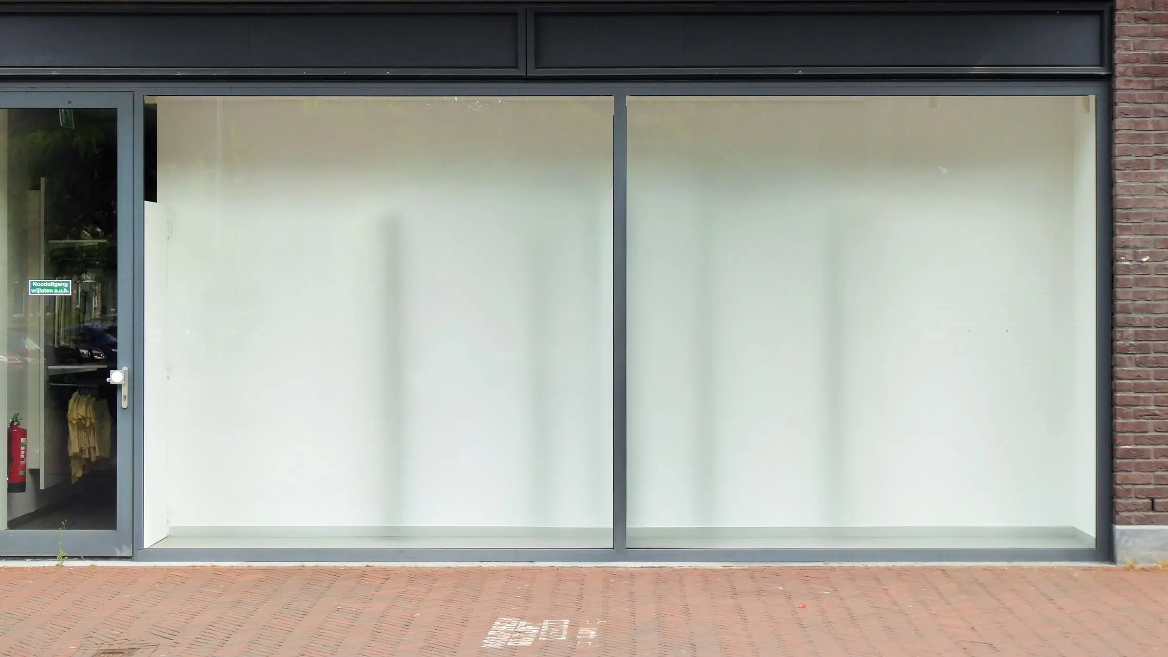 Escaparate acristalado de un local comercial vacío